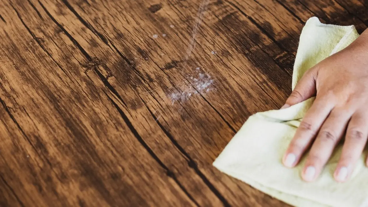 How to clean wooden table (2025)